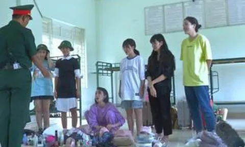 Diệu Nhi 'lầy bất chấp', mang theo tóc giả - máy hát karaoke để nhập ngũ